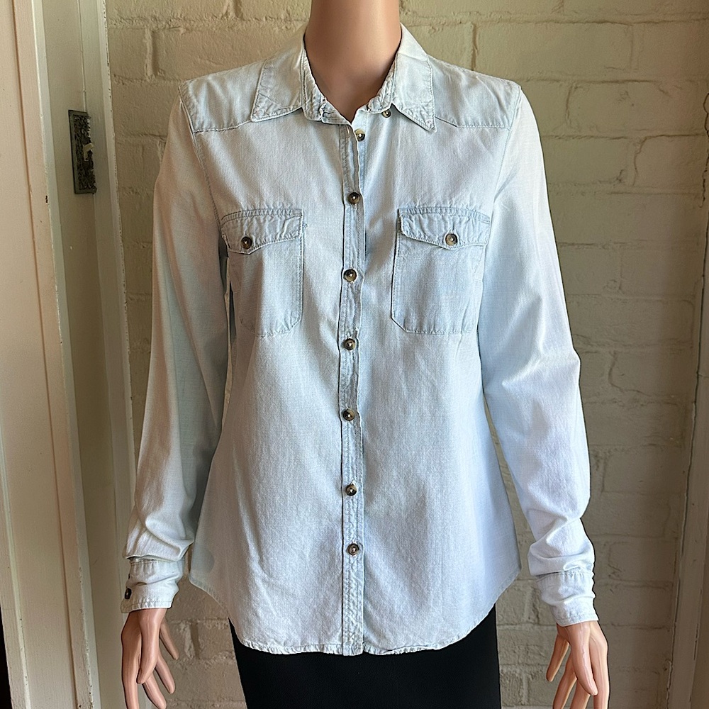 Label Of Graded Goods H & M size medium light wash button down top